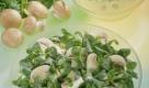 Grüner Salat enthält viele Vitamine: Grüner Salat ist zwar gesund. Doch wirklich viele Vitamine enthält er nicht. Sinnvoll ist es, das frische Grün mit Paprika, Tomate oder auch Nüssen und Samen zu verfeinern. Foto: ddp