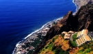 Blick auf das Dorf Prazeres auf Madeira. Unter dem steil in den Atlantik abfallenden Fels ist schon der erste Wanderweg zu erkennen. Früher war er wichtiger Verbindungspfad, über den Güter ausgetauscht wurden - Gemüse gegen Fisch. 
 Foto: ddp