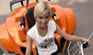 Lena Gercke, die Gewinnerin der Show Germanys next Topmodel, kommt auf einem Trike zum 5. Benefizrenntag am Sonntag (23.09.2006) auf die Galopprennbahn in Köln-Weidenpesch. Traditionell kamen wieder viele Prominente zum Kinderschminken, um Lose zu verkaufen, um Autogramme zu geben, oder aber um an dem legendären Promi-Rennen auf Island Ponys teilzunehmen. Seit 1954 engagiert sich der Kinderschutzbund Köln für die Verbesserung der Lebensbedingungen bei Kindern, Jugendlichen, Eltern und Familien. Foto: Jörg Carstensen dpa/lnw +++(c) dpa - Bildfunk+++ Foto: dpa