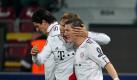 Bastian Schweinsteiger (r.) jubelt nach seiner Kopfballvorlage zum 2:0 mit Andreas Ottl (M) und Torschütze Mario Gomez. Foto: dpa