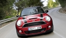Der Motor stammt aus der Rennserie Mini Challenge und lsst den Fronttriebler in 6,9 Sekunden von 0 auf 100 km/h spurten. Mit einer Hchstgeschwindigkeit von 235 km/h ist der Kleine Bester dieser Cabrioklasse. Foto: news.de