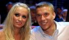ARCHIV: Boxen, Maenner, WBA-Weltmeisterschaft, Mittelgewicht, Felix Sturm vs Khoren Gevor  (Armenien), Ringarena Nuerburgring, Nuerburg: Fussballprofi Lukas Podolski und seine Freundin Monika Puchalski (Foto vom 11.07.09). Lukas Podolski hat sich verlobt. Dies sagte der Nationalspieler der Onlineausgabe des Magazins Gala. Geheiratet wird vielleicht schon 2011. Foto: Sascha Schuermann/ddp Foto: ddp