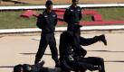 Mitglieder einer Spezialeinheit (SWAT) des Büros für öffentliche Sicherheit in Peking führen Kampfszenen während eines Anti-Terrorismus-Drills vor. Die Männer trainieren gemeinsam mit einer Einheit der paramilitärischen Polizei von China außerhalb Pekings. Mit der Präsentation ihres Könnens will China die Fähigkeiten seiner Kamptruppen demonstrieren. Foto: ap