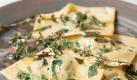 Einige klein gezupfte Salbeiblätter runden den Geschmack der Auberginen-Pasta ab. (Bild: Brigitte Sporrer/Knaur) Foto: dpa