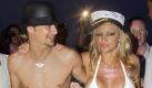 Die Liste derjenigen, die sich schon blicken ließen, ist lang: Von Multimilliardär Roman Abramowitsch (43) bis Supermodel Kate Moss (36) kann kaum einer dem Charme des einst beschaulichen Fischerdorfs widerstehen. Auch Heidi Klum (37) und ihr Mann Seal (47) schlenderten bereits mit ihren Kindern durch die Gassen. Pamela Anderson und Kid Rock gaben sich 2006 gar in Saint-Tropez das Ja-Wort.  Foto: dpa