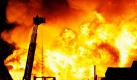 Feuerwehrmänner kämpfen gegen 30 Meter hohe Flammen in einem Industriepark in Phoenix, USA. Starker Wind erschwert die Löscharbeiten.  Foto: ap