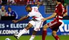 Altersheim statt Spitzenfußball: Ausgediente Superstars sind in New York herzlich willkommen. So ging es einst Franz Beckenbauer und jetzt dem ehemaligen Weltklassestürmer Thierry Henry. Der Franzose traf gestern für seinen Club New York Red Bulls zum 2:0 gegen den FC Dallas und sicherte dem Team somit die Teilnahme an den Play-Offs. Im Viertelfinale winkt ein Zusammentreffen mit den Los Angeles Galaxy, dem Team von David Beckham, auch Ex-Weltklasse. Foto: dapd