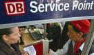 Eine Bahnmitarbeiterin informiert am 05.10.2007 im Hauptbahnhof in Köln Kunden an einem Service Point (Archivfoto). Mehr Rechte für Konsumenten: Verbraucherminister Horst Seehofer (CSU) will die Rechte von Bahnkunden möglichst zügig stärken und höhere Bußgelder für unerlaubte Telefonwerbung auf den Weg bringen. Das Bundeskabinett beschloss am Mittwoch (23.04.2008) den Verbraucherpolitischen Bericht 2008 der Bundesregierung, der auf rund 60 Seiten Bilanz zieht und offene Gesetzesvorhaben nennt. Die EU-Regelung sieht vor, dass Fahrgäste ab einer Stunde Verspätung ein Viertel des Fahrpreises erstattet bekommen. Auf diese Verordnung wird im Bericht verwiesen.
 Foto: dpa