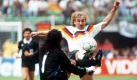 ARCHIV - Der deutsche Stürmer Rudi Völler (r) im Zweikampf mit dem aus seinem Tor stürzenden kolumbianischen Torhüter Rene Higuita während der Fußball-WM 1990 Deutschland gegen Kolumbien in Mailand (Archivfoto vom 19.06.1990). Als er den «Skorpion» machte, staunte die Fußball- Welt. Was andere Torhüter mit ihren Fäusten klärten, erledigte René Higuita akrobatisch mit den Sohlen. Foto: dpa (zu dpa-KORR:'«El loco» sagt Adios: Higuitas Abschiedsspiel' vom 22.01.2010) +++(c) dpa - Bildfunk+++  Foto: dpa