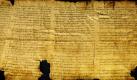 Teile der so genannten Qumran-Schriftrollen sind im Israel-Museum in Jerusalem zu sehen. Die Schriftrollen vom Toten Meer sollen nach einer Initiative von Google demnächst im Internet zu lesen sein. Die religiös und historisch bedeutenden Fragmente wurden zwischen 1946 und 1956 in mehreren Felshöhlen entdeckt und enthalten unter anderem die ältesten bekannten Handschriften der Bibel. Foto: dpa
