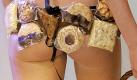 Weihnachtsplätzchen sind lecker, aber auch Kalorienbomben. Man hängt sie sich wohl besser als Schmuck an die Hüfte. Foto: dpa