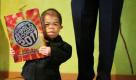 In this photo taken Sept. 2, 2010, Edward Nino Hernandez, 24, poses for a portrait as he holds the Guinness World Record Book 2011 during an interview with Associated Press in Bogota, Colombia. Nino is recognized as the world's shortest man in the new Guinness World Records 2011. (AP Photo/William Fernando Martinez) Foto: dapd