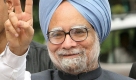 Der indische Premierminister Manmohan Singh zeigt in Neu Delhi mit seinen Fingern das Victory-Zeichen (Archivfoto). Foto: dpa