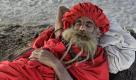 Ein indischer Mönch verschnauft nach einem Bad im Fluss Ganges. Mehrere Hunderttausend Hindus haben sich dort zu einem religiösen Fest versammelt. Foto: ap
