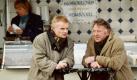 Mussten nach 15 Jahren ihren Dienst quittieren: Das Kommissaren-Duo Kurt Groth (Kurt Böwe, rechts) und Jens Hinrichs (Uwe Steimle) ermittelte in Schwerin. 30 Fälle lösten sie bis die ARD das NDR-Kommissariat nach Rostock verlegte. Kurt Böwe stieg bereits im Jahr 2000 aus. Foto: NDR/Gita Mundry