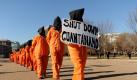 Als Gefangene verkleidet protestieren Guantánamo-Gegner am zehnten Jahrestag der Gründung des Gefangenenlagers. Foto: Michael Reynolds Foto: dpa