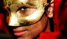 Eine junge Frau trägt eine Maske während des Karnevals in Mazedonien. Mehr als 3000 Menschen haben in der Stadt Strumica im Süden des Landes den Karneval gefeiert. Foto: ap