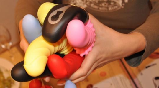 Dildos und Vibratoren aus dem Repertoire der Fee.   (Foto)