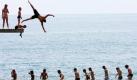 Teenager springen am Strand von Sochi in das Schwarze Meer. Obwohl ein Küstenort, wird die russische Stadt Gastgeber für die Olympischen Winterspiele 2014 sein. Foto: ap