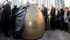 Ein Mann klopft an die Freiheitsglocke zur Erinnerung an die friedliche Revolution vor 20 Jahren am Freitag (09.10.2009) in Leipzig. Bei der Weihe kam es zu einer Panne, die Glocke blieb stumm. Die golden schimmernde Glocke ist ein Geschenk der ostdeutschen Gießereiverbände an die Stadt Leipzig. Leipzig gedenkt der Ereignisse im Wendeherbst 1989 mit einem Festakt und einem Friedensgebet. Am Abend werden zu einem Lichtfest rund 70.000 Menschen mit Kerzen erwartet. Der 9. Oktober 1989 gilt als Durchbruch der Friedlichen Revolution. Mit dem Ruf 'Wir sind das Volk' zogen damals 70.000 Demonstranten über den Ring der Messestadt. 
 Foto: dpa