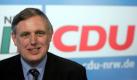 Der CDU-Arbeitsmarktexperte Karl-Josef Laumann, aufgenommen am Samstag (18.12.2004) bei der Landesvertreterversammlung der CDU Nordrhein-Westfalen in Hamm. Laumann ist bereit, neuer Vorsitzender der Christlich-Demokratischen Arbeitnehmerschaft (CDA) werden. Die CDA-Gremien wollen nach einem Bericht der «Süddeutschen Zeitung» (Samstag) bei einem Treffen an diesem Montag vorschlagen, Laumann bei der nächsten Bundestagung im Juni 2005 zum neuen Vorsitzenden zu wählen. Laumann würde Nachfolger von Hermann-Josef Arentz, der über eine Gehaltsaffäre gestolpert ist. Foto: ddp