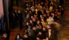 Viele haben sich fr die Mitternachtsverkufe in besondere Schale geschmissen. Die Ausrufezeichen ber den Kpfen der Fans sind keine Fotomontage, sondern eine Anspielung auf Spielinhalte. In Rollenspielen zeigen in der Regel Ausrufezeichen an, dass ein Spieler bei einem In-Game-Charakter eine Quest erhalten kann. Foto: news.de