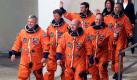 Die Crewmitglieder des Space Shuttles Endeavour, der in Großbritannien geborene US-Pilot Greg Johnson, der Astronaut der ESA Roberto Vittori aus Italien, der US-Astronaut Greg Chamitoff aus Kanada, die Missionsspezialisten Drew Feustel und Mike Fincke und der Kommandeur Mark Kelly, sind im Kennedy Space Center in Cape Canaveral auf dem Weg in die Raumfähre. Der Startschuss für den letzten Flug des Shuttles fällt um 8.56 Uhr Ortszeit. Foto: dapd
