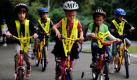 Schulanfnger lernen in Berlin auf einem Verkehrsbungsplatz den sicheren Umgang mit dem Fahrrad. Mit der Aktion ABC-Schtzen schtzen machen Verkehrsbetriebe und -verbnde sowie Behrden auf die besonderen Gefahren fr Schulanfnger im Straenverkehr aufmerksam. Foto: dapd