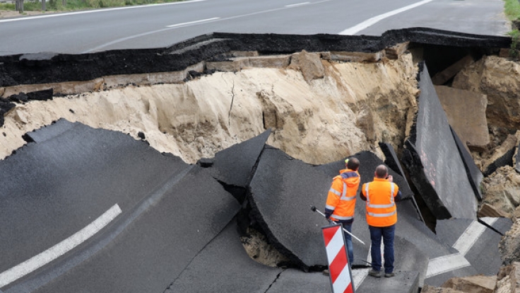 Das abgesackte Autobahnteilstück der A20 an der Trebeltalbrücke bei Tribsees (Mecklenburg-Vorpommern) wird von Fachleuten begutachtet.