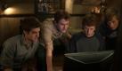Mark lässt die Idee eines sozialen Netzwerks nicht mehr los. Hier zeigt er seinen Kommilitonen Eduardo Saverin (Andrew Garfield, links), Dustin Moskovitz (Joseph Mazzello, 2.von links) und Chris Hughes (Patrick Maple, rechts) seine neu programmierte Website.
 Foto: Sony Pictures Releasing GmbH 