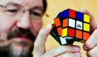 Er ist wieder da: der Zauberwürfel. Das Original: sechs Seiten, 26 bunte Einzelsteinchen. 1974 entwirft der Budapester Professor Erno Rubik für Unterrichtszwecke den Zauberwürfel und lässt ihn 1975 patentieren. Nun feiert das Logik-Spielzeug sein Comeback. Über den ganzen Erdball verstreut haben sich Fangemeinden des Zauberwürfels gebildet. So genannte Speedcuber versuchen die sechs Farbseiten des Würfels in atemberaubenden Tempo zu ordnen.
 Foto: dpa