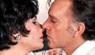 Liz Taylor veröffentlicht Liebesbriefe von Richard Burton
New York (dpa) - Hollywood-Legende Elizabeth Taylor veröffentlicht erstmals Liebesbriefe ihres Ex-Mannes Richard Burton. Die Zeugnisse einer leidenschaftlichen und turbulenten Beziehung über zwei Jahrzehnte hinweg werden in dem Buch «Furious Love: Elizabeth Taylor, Richard Burton, and the Marriage of the Century» gedruckt, das am 15. Juni in einem US-Verlag erscheint. Ausschnitte veröffentlichten die Autoren Sam Kashner und Nancy Schoenberger bereits in der Juni- Ausgabe des US-Magazins «Vanity Fair», wie am Dienstag bekannt wurde.
 Foto: dpa