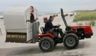 Strandkorbverleiher Christian Witt holt im Ostseebad Graal-Müritz bei Rostock die letzten Strandkörbe ins Winterquartier. Wind und viele Wolken sorgen für herbstliche Stimmung, während der Strand für die kommenden Stürme geräumt wird.
 Foto: dpa