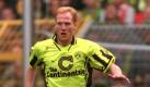 BVB-Libero Matthias Sammer fhrt den Ball whrend des Fuball-Bundesligaspieles Borussia Dortmund - VfB Stuttgart am 14.09.1996. RED. HINWEIS: Der Dortmunder Abwehrspieler wird am heutigen Montag abend in Paris mit groer Wahrscheinlichkeit zum europischen Fuballer des Jahres gewhlt. Foto: dpa