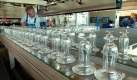 Seit mehr als 130 Jahren gibt es das Handwerk der Glasverarbeitung in der Gegend um Weißwasser. 4000 Menschen beschäftigte die Branche hier zu DDR-Zeiten. Nach der Wende veräußerte die Treuhand die früheren Betriebe des Kombinats einzeln, schuf unter anderem aus einem der Werke die Lausitzer Glaswerke Weißwasser GmbH, die nach dem Konkurs 1996 von der österreichischen Stölzle Oberglas AG übernommen wurde. Foto: dpa