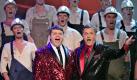 Enrico de Pieri (l.) und Hape Kerkeling mit dem Ensemble des Musicals Kein Pardon bei Wetten, dass..?: Gottschalks Nachfolger wird er nicht - vielleicht ist auch Hape Kerkelings Musical Grund für diese Entscheidung. Am vergangenen Samstag gab er in der ZDF-Show offiziell bekannt, dass er die Moderation der Sendung nicht übernehmen wird.  Foto: dpa