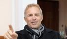 Die Promi-Geburtstage vom 18. Januar 2010: Kevin Costner
Vorspann: 	
Text: 	

Berlin (dpa) - Mit Filmen wie «The Untouchables ­ Die Unbestechlichen» und «Der mit dem Wolf tanzt» wurde Kevin Costner berühmt, aber die Schauspielerei ist nicht die einzige Profession des Hollywood-Stars.

In letzter Zeit sorgte Costner, der heute 56 Jahre alt wird, auch als «Rock'n'Roller» mit seiner Band Modern West für Aufsehen. «In meinem tiefsten Innern bin ich Entertainer, ich möchte auf der Bühne stehen», sagte das Multitalent der dpa. Und seine Ambitionen lassen sich auch bestens miteinander verbinden. «Ich sehe keinen Grund, warum das eine dem anderen weichen muss.»

Außerdem sei er nicht der Typ Mensch, der sich nur auf eine Sache versteife und dieser alles andere unterordne, meint Costner. Er handele stets nach dem Motto: «Was auch immer du tust, tu es konzentriert.» Unter dieses Motto fällt sicherlich auch seine eigene Firma, die bei der Ölpest im Golf von Mexiko zur Eindämmung der Ölpest im Golf von Mexiko engagiert wurde. Der BP-Konzern bestellte 32 Maschinen, um das verseuchte Wasser vom Öl zu befreien. Der Schauspieler besitzt eine Firma, die entsprechende, rund 1800 Kilo schwere Zentrifugen baut. Rund 24 Millionen Dollar hat Costner in die Entwicklung investiert.

Und als hätte Costner nicht genug zu tun, begrüßte er im letzten Jahr auch noch ein neues Familienmitglied. Im Juni 2010 wurde er zum siebten Mal Vater. Seine deutsche Frau, Model und Designerin Christine Baumgartner (36), brachte das Mädchen Grace Avery zur Welt. Es ist das dritte gemeinsame Kind des Paares, das seit 2004 verheiratet ist. Sie haben bereits zwei kleine Söhne. Costner hat drei weitere Kinder aus seiner Ehe mit Cindy Silva, von der er sich 1994 nach 16 Jahren scheiden ließ. Ein weiterer Sohn stammt aus einer kurzen Beziehung.

Costners Filmkarriere begann in den 80er Jahren. Nachdem erste Rollen zunächst im Schneideraum der Schere zum Opfer fielen, spielte er sich als Mafiajäger und Gegenspieler zu Al Capone (Robert De Niro) in Brian de Palmas «Die Unbestechlichen» (1987) gleich in die erste Riege der Hollywood-Stars. Einen ähnlichen Erfolg feierte er noch im gleichen Jahr mit «No Way Out». In dem Pentagon-Thriller gab Costner einen unterkühlten, geradlinigen Macho, der mit der Geliebten des Verteidigungsministers (Gene Hackman) ein fatales Verhältnis hat.

Das Genre der Sportkomödie machte Costner groß. Spielte der in seiner Jugend als Außenseiter und Tagträumer geltende Darsteller Basketball, Baseball und Football, fand er 1987 in «Annies Männer» als Baseball-Fänger auf die Leinwand. In «Feld der Träume» (1989) ­ ebenfalls eine Geschichte, die sich um Baseball dreht - beeindruckte Costner dem «New York Times Magazine» zufolge durch kontrolliert minimalistisches Auftreten und mühelosen Sex-Appeal.

Auf dem Höhepunkt seiner Popularität angelangt war Costner mit seinem Western-Epos «Der mit dem Wolf tanzt» über das Schicksal der Sioux (1990). Regelrechte Flops musste Costner mit dem aufwendig produzierten Science-Fiction Projekt «Waterworld» (1995) und der Postapokalypse «The Postman» (1997) einstecken. Davon hat er sich nie wieder richtig erholt, gut im Geschäft ist aber dennoch weiterhin.

NAME

BERUF

ALTER

 Foto: dpa