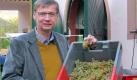...da kann er schon mal ein großes Weingut übernehmen. Seit Juli 2010 gehört das renommierte Gut von Othegraven in Kanzem dem Fernsehjournalisten und Weinkenner. Er übernahm es von seiner entfernten Verwandten Heidi Kegel, die es 15 Jahre geleitet und in die Wein-Spitzenliga geführt hatte. Privat hört man ja eher wenig über die Jauchs... Foto: dpa