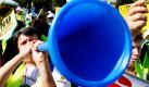 Ein Demonstrant belebt die Vuvuzela auf einer Kundgebung vor dem Regierungsquartier in Bukarest neu. Hunderte von Rumänen nahmen an der Demonstration teil, die sich gegen Lohn- und Rentenkürzungen durch die Regierung wendet. Die Regierenden versuchen damit den Vorschriften des internationalen Währungsfonds IMF (International Monetary Fund) gerecht zu werden.  Foto: ap