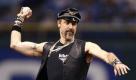 Na, erkannt?Das ist Eric Anzalone von der US-amerikanischen Discoband The Village People. Und nein, er ist nicht unter die Baseballer gegangen. Er hat nur die ehrenvolle Aufgabe des symbolischen ersten Anwurfs in der Begegnung zwischen den Tampa Bay Rays und den Baltimore Orioles in Saint Petersburg im US-Bundesstaat Florida übernommen. Foto: ap