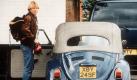 Autos von berühmten Persönlichkeiten sind bei Internetauktionen ein Verkaufshit: Jürgen Klinsmanns VW Käfer-Cabrio ging im Juli 2006 für mehr als 100.000 Euro weg. Nach Angaben eines Ebay-Sprechers ist der Käfer des ehemaligen Trainers der deutschen Fußball-Nationalmannschaft in Besitz eines Mannes aus Böblingen. Dieser wolle anonym bleiben. Er habe den Wagen einem Autohaus abgekauft, bei dem Klinsmann ihn vor zehn Jahren während seiner Zeit als England-Profi abgeben hatte. Foto: dpa