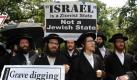 Orthodox Jews protest against Israel at Lafayette Park outside the White House, during a visit of Israeli Prime Minister Benjamin Netanyahu in Washington DC, USA, 06 July 2010. During a heat wave with the temperature over 100 degrees Fahrenheit, the group gathered to protest claiming Israel doesn't represent Jewish people and that Zionism is nationalism. Prime Minister Netanyahu met with US President Obama at the White House, 06 July 2010. The signs in the picture read 'Israel is Zionist State Not a Jewish State' (top) and 'Grave digging is inhumane' (bottom). EPA/MICHAEL REYNOLDS +++(c) dpa - Bildfunk+++  Foto: dpa