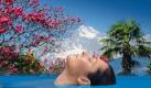 Von der Piste ins Wasser: Wer nach dem Skifahren gern bequem und erholsam relaxen will, findet das passende Alpenpanorama in der Therme Meran. Zum Wellnessangebot gehört ... Foto: Montage Therme Meran