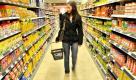 ARCHIV: Eine Kundin geht durch einen Supermarkt in Duesseldorf (Foto vom 13.08.09). Der deutsche Einzelhandel ist ins Visier des Bundeskartellamtes geraten. Wie das Handelsblatt (Donnerstagausgabe vom 01.07.10) berichtete, glauben die Wettbewerbshueter, dass es jahrelang ein regelrechtes Netz von Preisabsprachen in der Konsumgueterbranche gegeben habe, um die Ertraege hochzuhalten. (zu ddp-Text) Foto: Lennart Preiss/ddp Foto: ddp