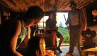 Adrian wird von den Jugendlichen des Dorfes schikaniert. Als er am Abend in seine Almhütte zurückkehrt, feiern sie eine Fete verwüsten sein Haus. Foto: ZDF/Heike Voßler