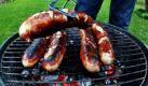 Wer einen verkrusteten Grillrost hat, sollte seinen Kaffeesatz aufbewahren. Damit lässt sich der Rost ganz leicht wieder sauber scheuern. Foto: dpa