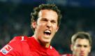 Fußball-Bundesliga (16. Spieltag): VfB Stuttgart - VfL Bochum (1:0) am Samstag (09.12.2006) im Gottlieb-Daimler Stadion in Stuttgart: VfB-Stürmer Marco Streller (vorn) bejubelt mit seinem Teamgefährten Matthieu Delpierre sein Siegtor in der Schlussphase des Spiels. Foto: Julia Weißbrod dpa/lsw Sperrfrist! Die DFL erlaubt die Weiterverwertung der Bilder im IPTV, Mobilfunk und durch sonstige neue Technologien erst zwei Stunden nach Spielende. Die Publikation und Weiterverwertung im Internet ist während des Spiels auf insgesamt sechs Bilder pro Spiel begrenzt
 Foto: dpa