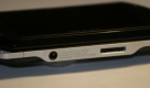 Kopfhörer- und USB-Anschluss hat Sony an der schmalen Vorderfront des Handhelds untergebracht. Mit stabilen Klinkensteckern für Kopfhörer bleibt man gut und gerne mal in der Kleidung hängen. Und auch der USB-Anschluss ist ein Ärgernis. Denn statt auf Standards zu setzen, passt hier nur ein Spezialkabel. Foto: news.de