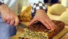 Ein frisch gebackener Klaben. Die Produktion der Kuchenspezialität läuft zur Zeit in den Bäckereien auf Hochtouren. (Bild: Ingo Wagner/dpa) Foto: dpa