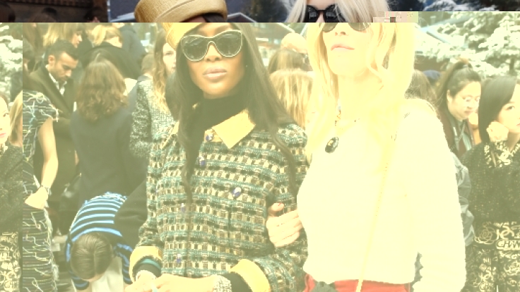 Die Models Claudia Schiffer und Naomi Campbell zu Gast bei der Paris Fashion Week des Modelabels Chanel.